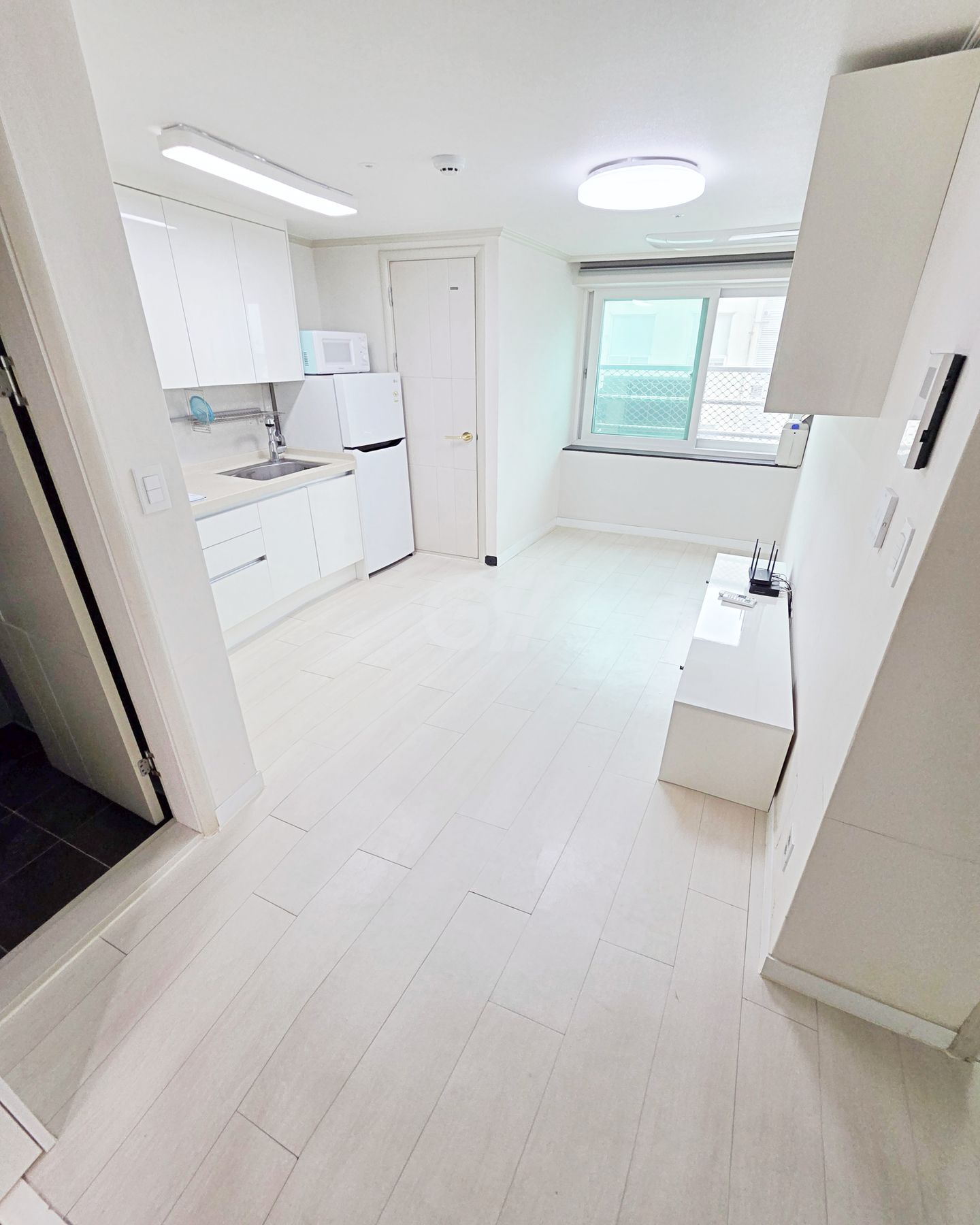 연희동 원룸 주방과 거실 전경 (참고 이미지)