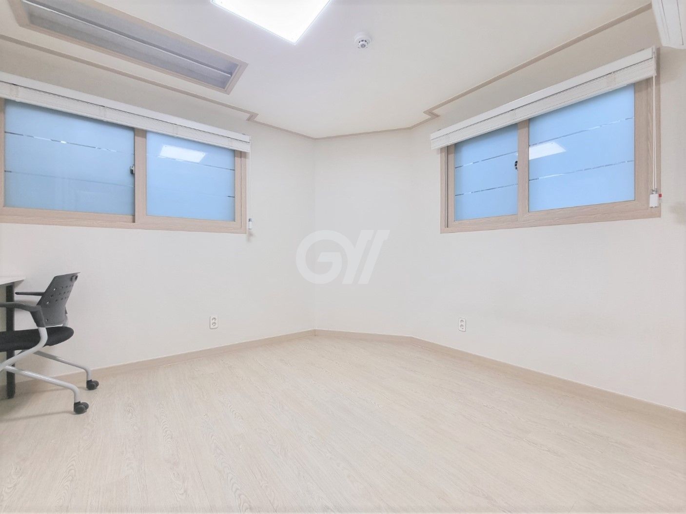 신림역 원룸 책상과 창가 (참고 이미지)
