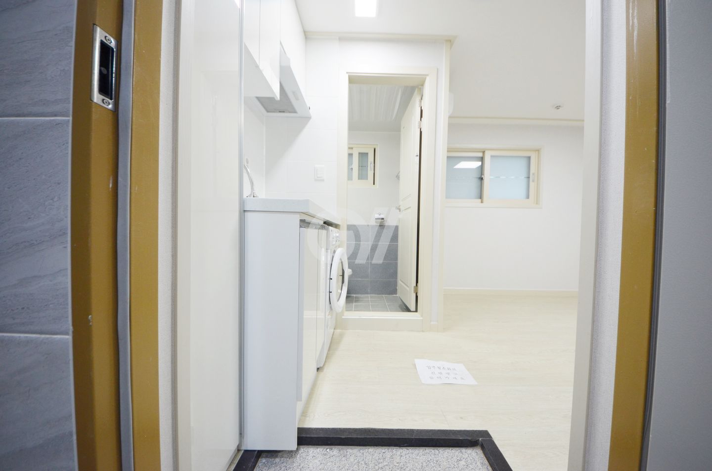 독산동 원룸 현관에서 본 주방과 욕실 쪽 (참고 이미지)