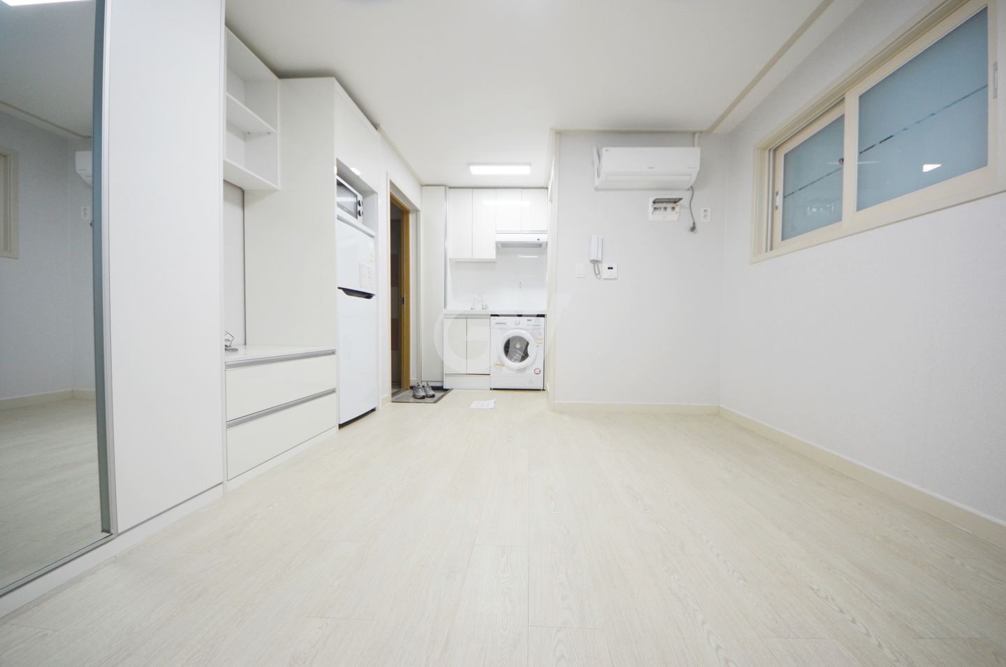 독산동 원룸 창가와 주방 쪽 공간 (참고 이미지)